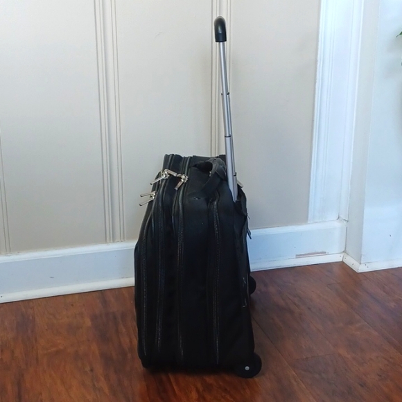 Foray Rolling Laptop/Computer/Pilot/Flight Travel Bag. Multiple Partitions - Picture 16 of 16